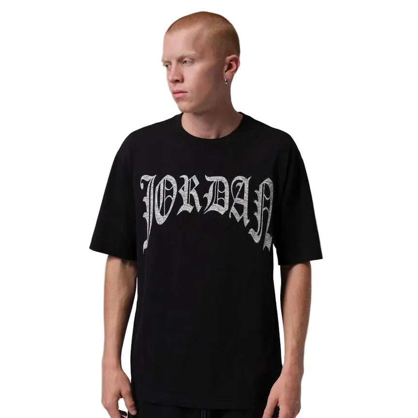 JORDAN BROOKLYN TEE ROMAN FONT BLACK