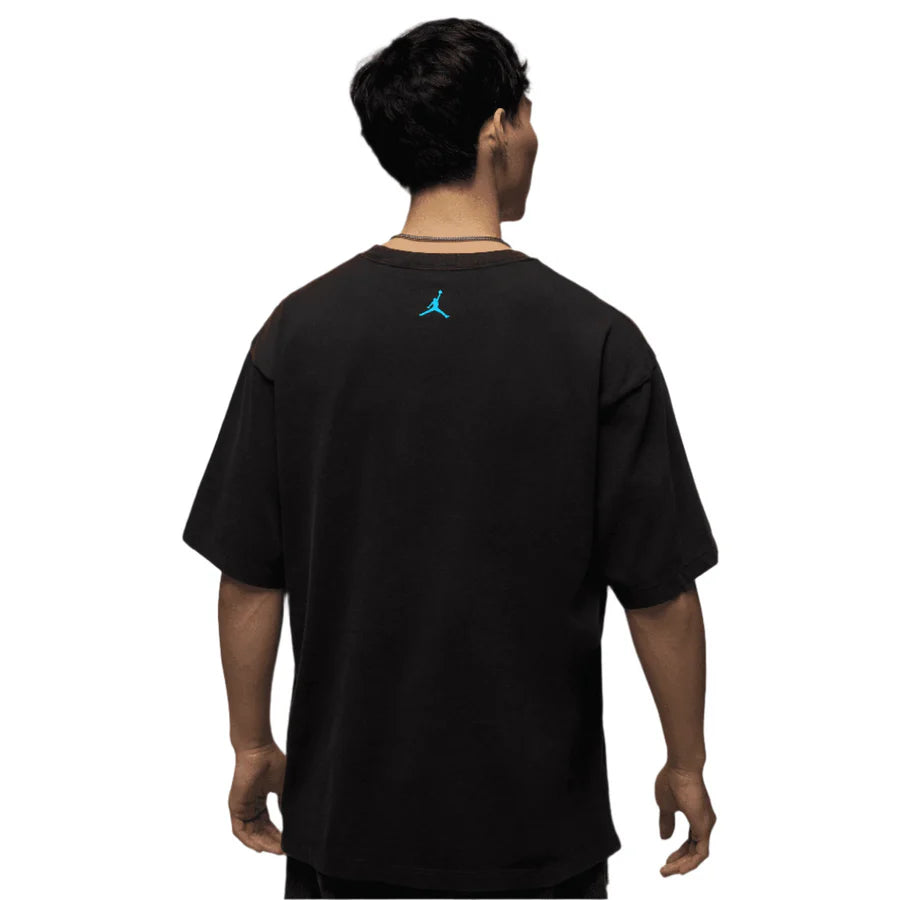 JORDAN GRAPHIC TEE BLACK POWDER BLUE