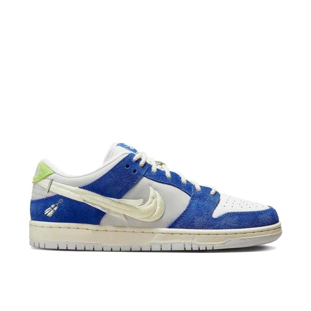 NIKE SB DUNK LOW - FLY STREETWEAR