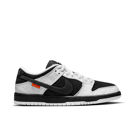 NIKE SB DUNK LOW - TIGHTBOOTH